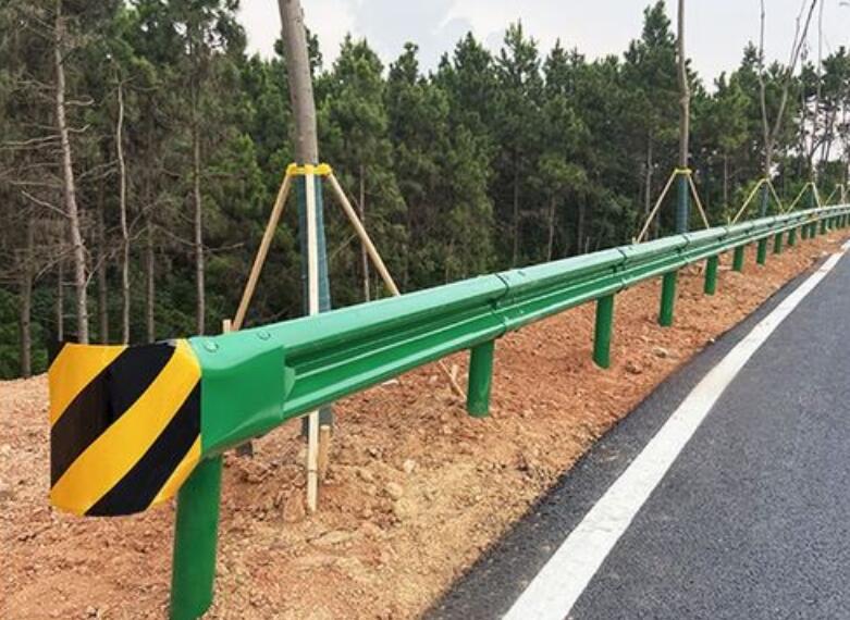 为公路防撞而设施,是半钢性护栏的主要形式,它是一种以波纹状钢护栏板