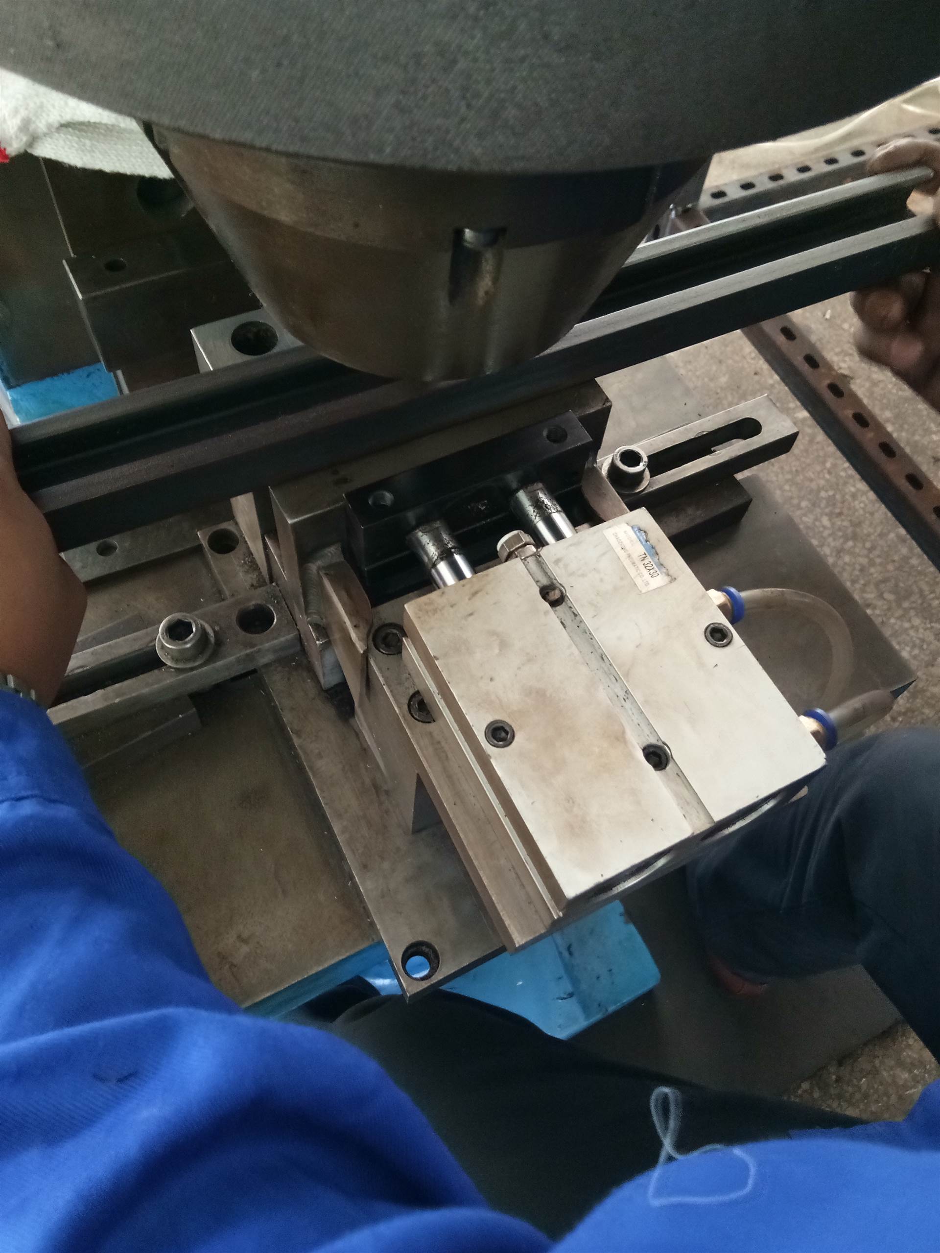 哈芬槽铆接机优诚预埋槽旋铆机哈芬槽铆钉机