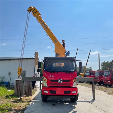 东风畅行D1上装程力8吨随车吊 单桥玉柴200马力 货箱6.1米