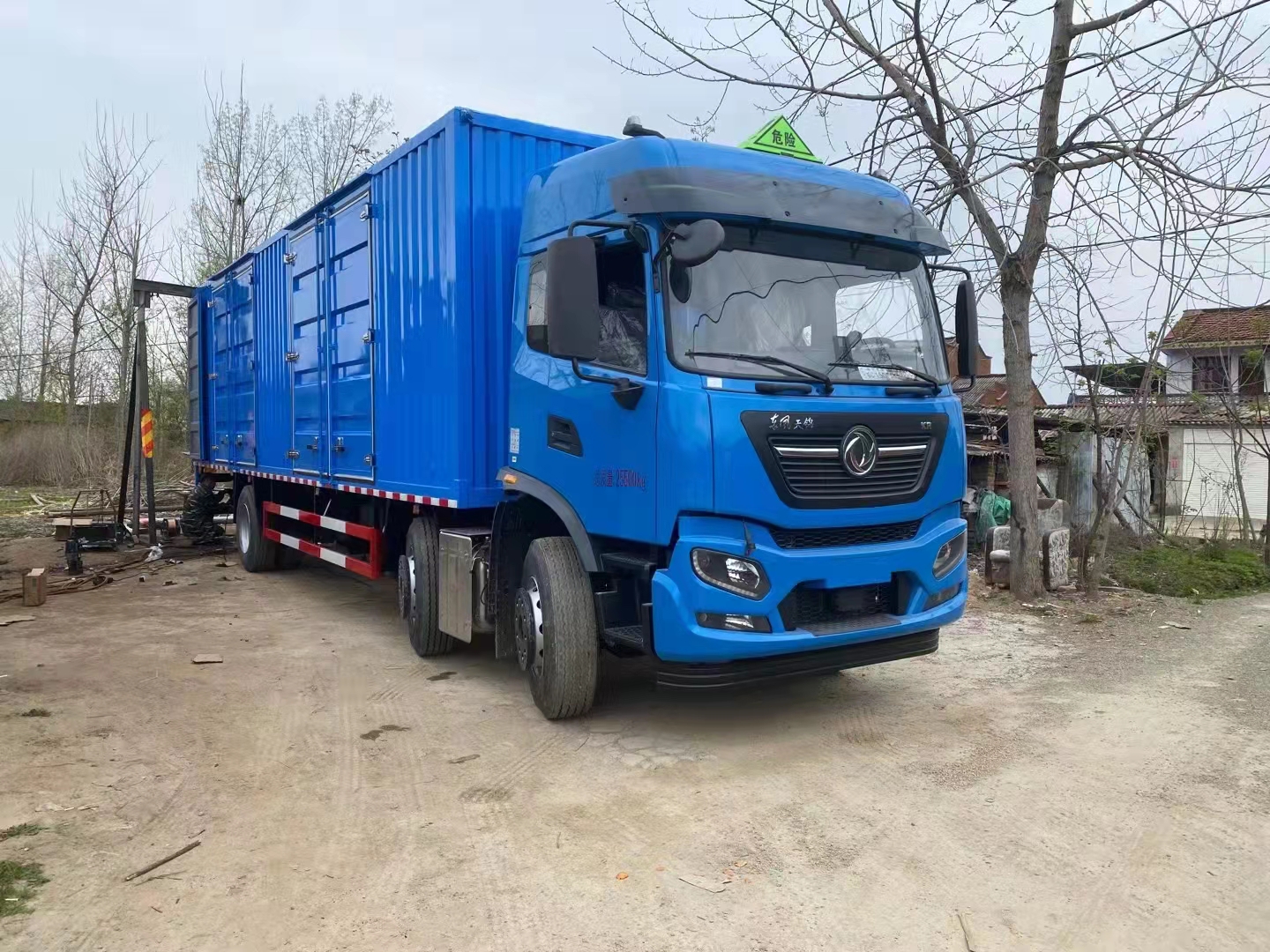 东风天锦kr三轴高顶双卧瓦楞板危险品车