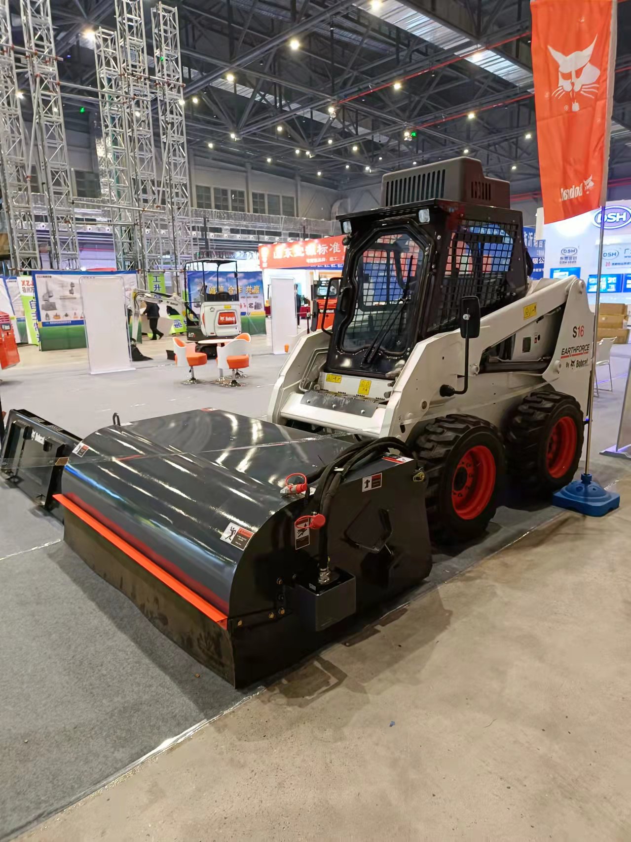 沥青扫地车徐工滑移扫地车滑移扫地车封闭式清扫器