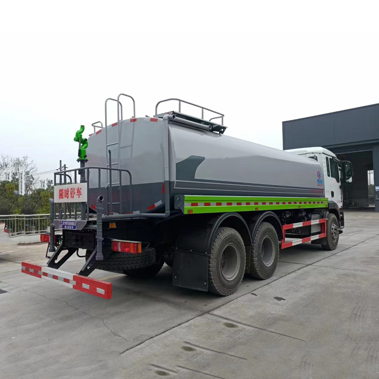 重汽汕德卡后双桥洒水车18吨公路洒水车厂家价格优惠