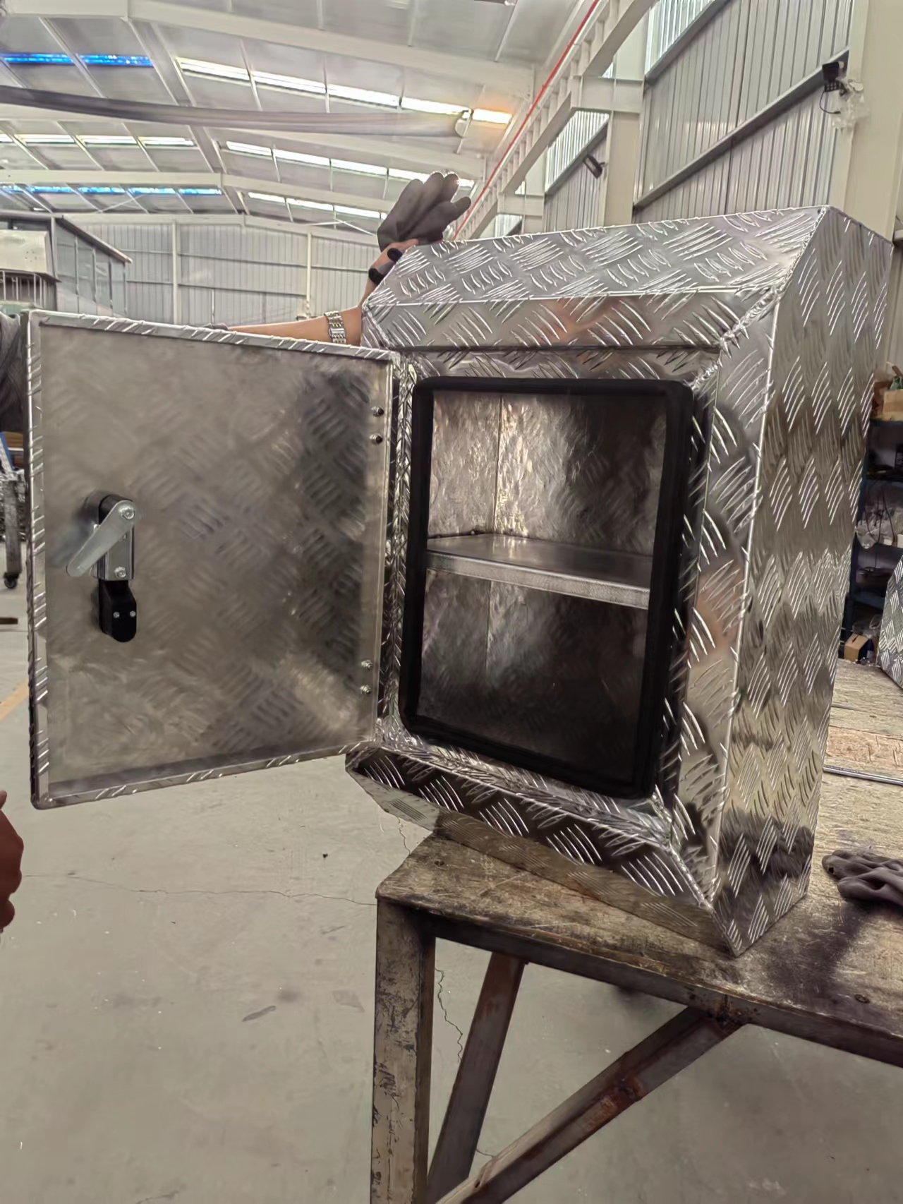 车载后背箱徐州誉达花纹铝板按需定制任意规格铝箱