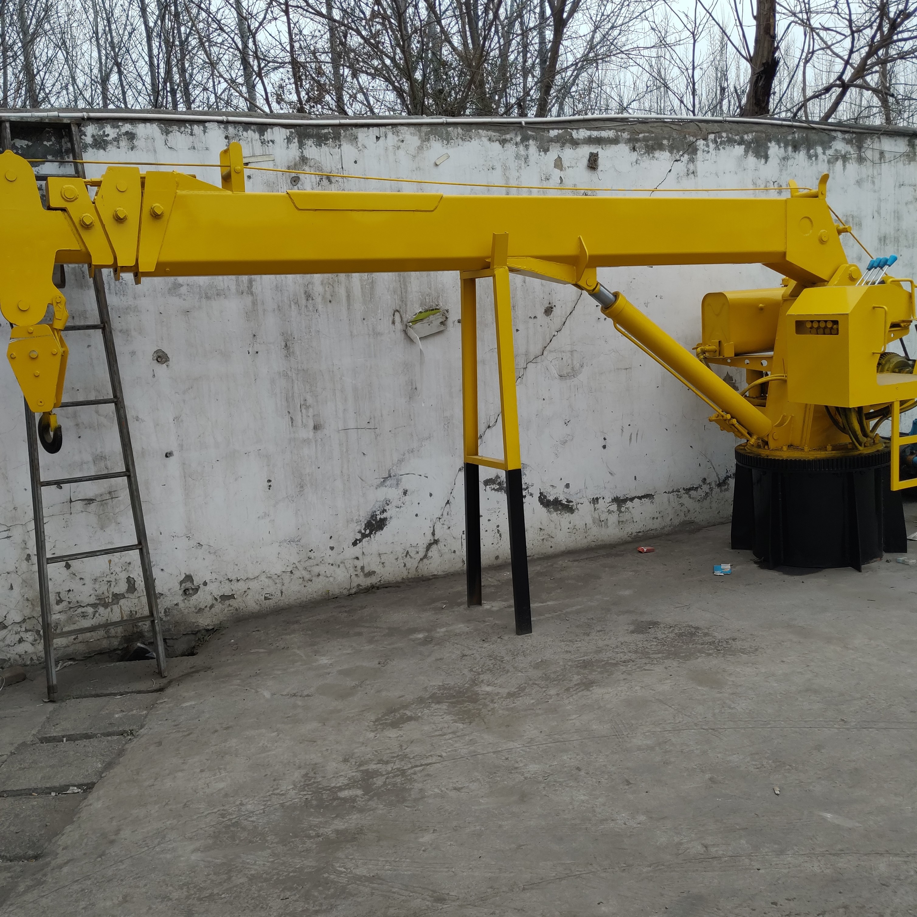 船吊应用广泛,可以安装固定在码头,码头吊可以在岸边装卸货物,随船吊