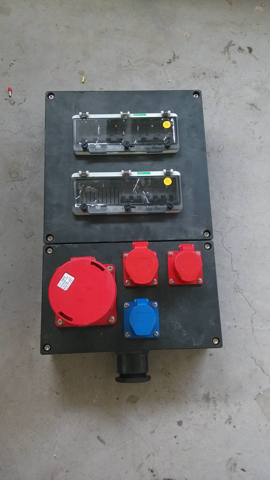 主腔内装有c45n系列断路器或3ve系列断路器,通过操作机构及外壳手柄