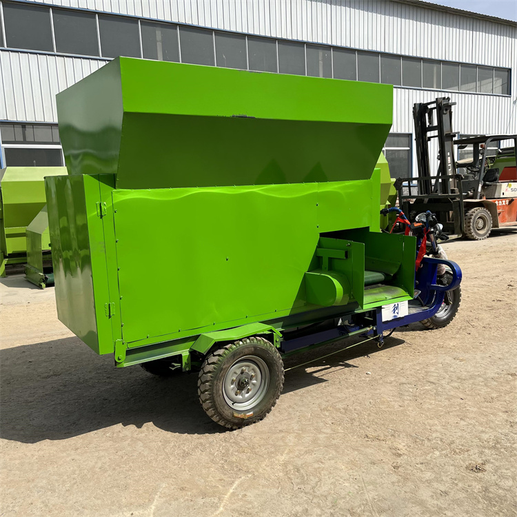 养殖撒料车2立方全自动喂料车粉碎搅拌喂草车