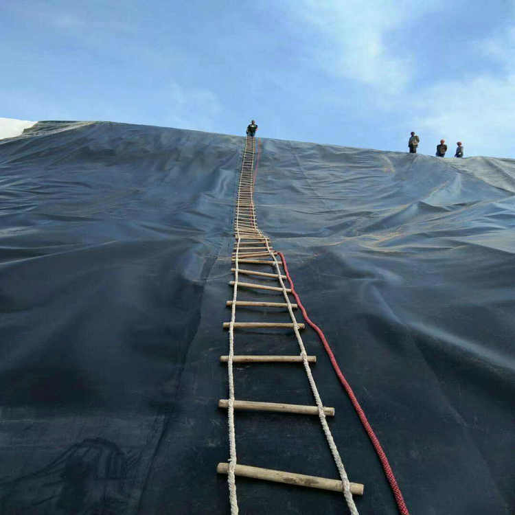 垃圾填埋场1.5mmHDPE土工膜施工中