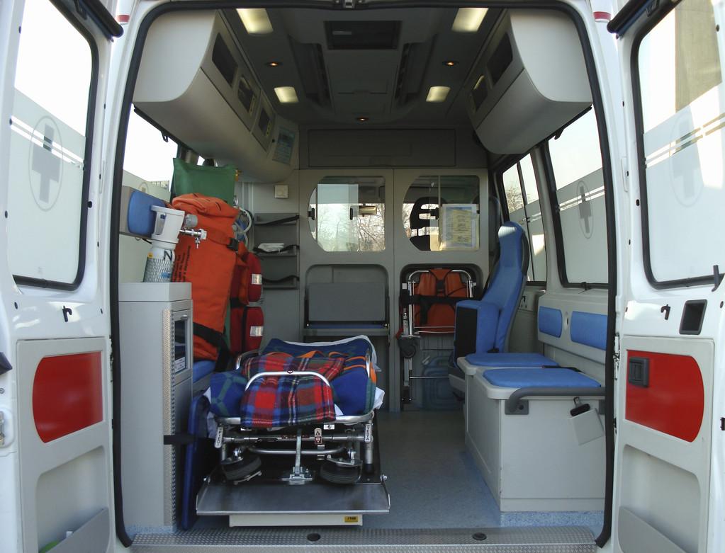 沈阳救护车长途转运病人康复转院回家