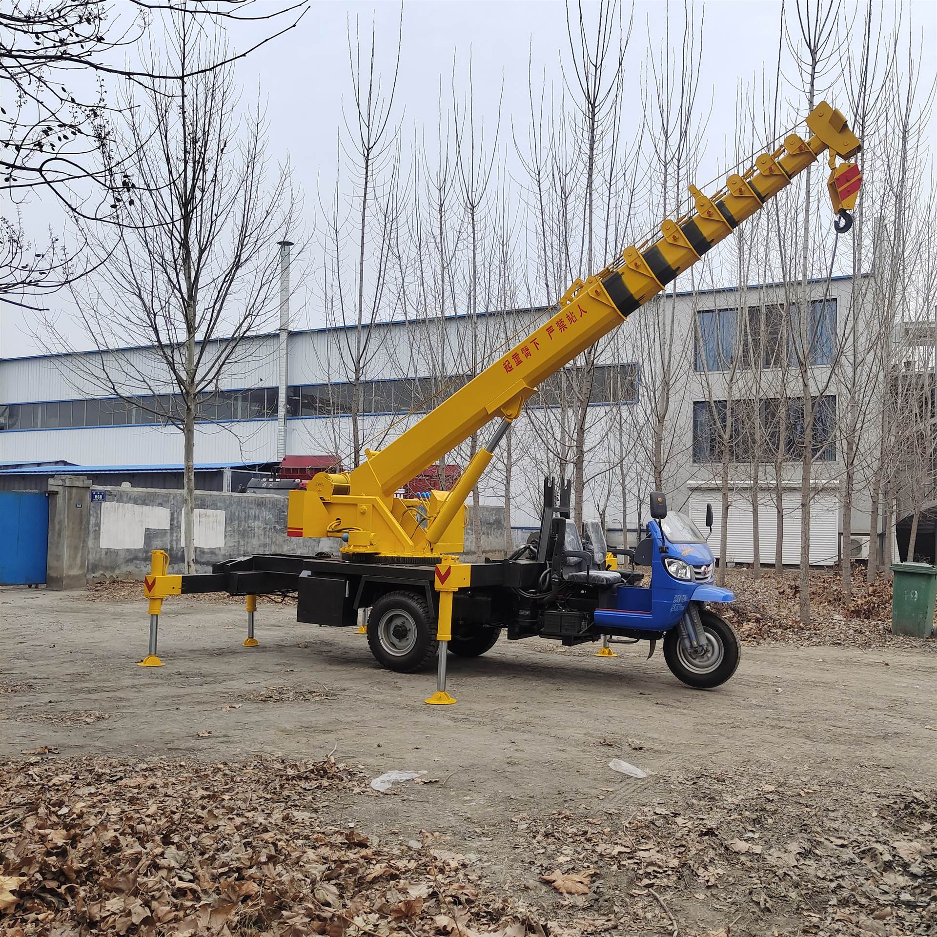 小型三轮工地园林用车载吊机