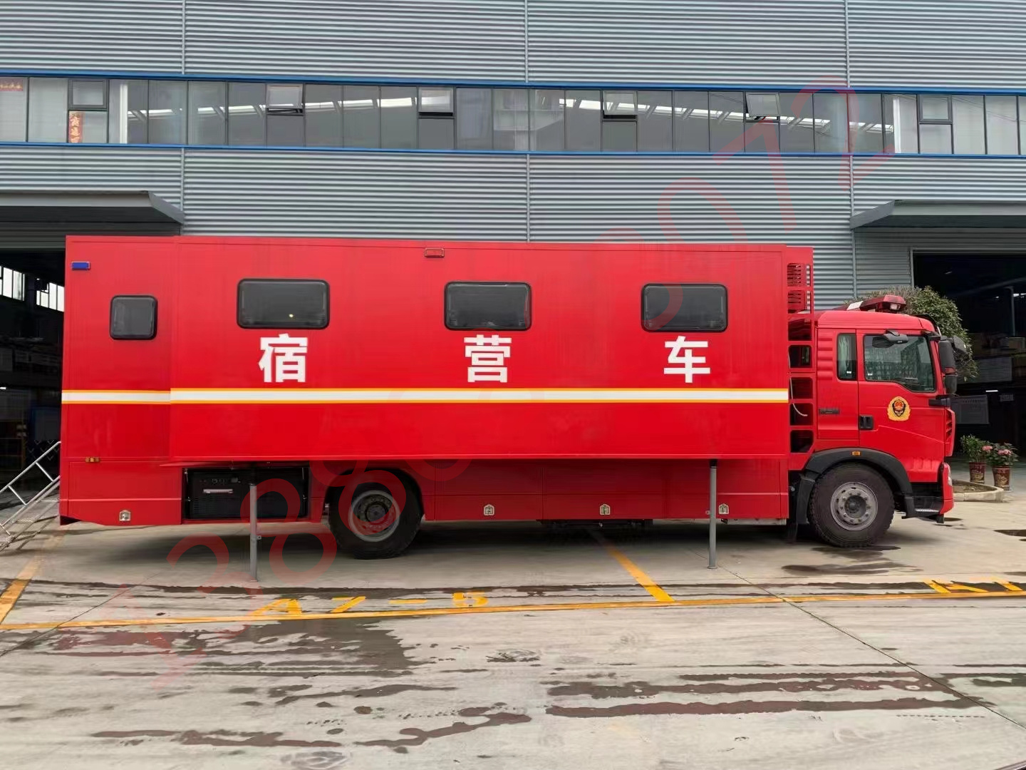 24人宿营车重汽豪沃后勤保障车双侧可拓展配空调卫生间液晶电视