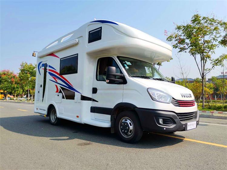 c型自动挡房车大通v90大额头纵置子母床房车一家人出门