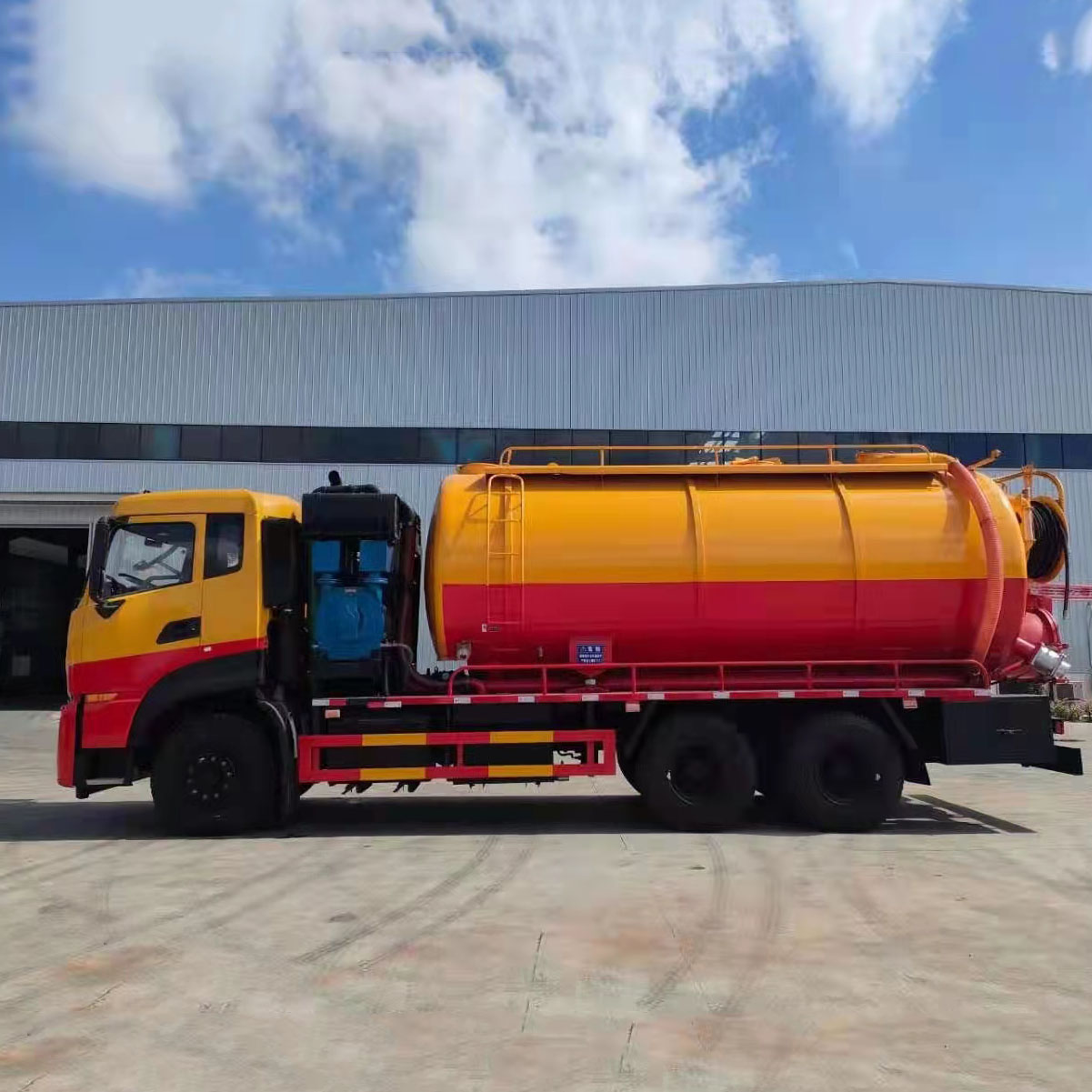 东风天龙后八轮清洗吸污车22方抽泥浆车带副发淤泥清运车