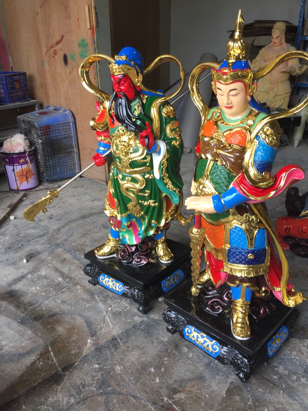 周仓持青龙偃月刀 关圣帝君塑像厂家 关平周仓神像