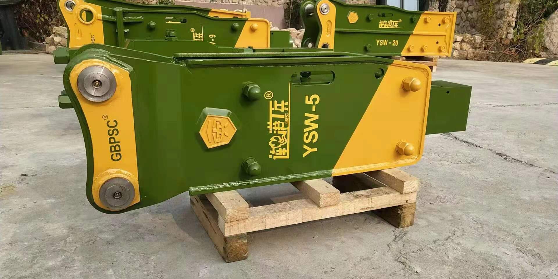 挖掘机装备68工兵破碎锤ysw5炮头发货检验出厂