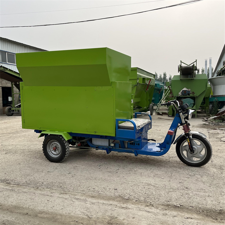 电动饲草投料车 牛羊自动喂料车 青贮草料撒料车