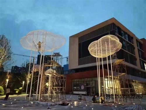 户外大型不锈钢云朵雕塑抽象人物摆件园林景观绿地草坪装饰品定制