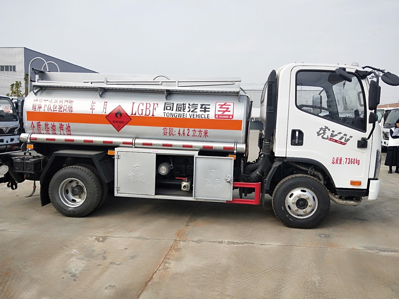 同威一汽解放虎v5吨加油车