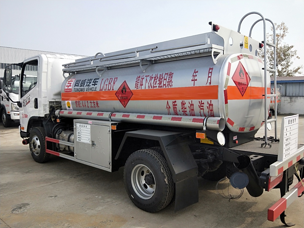 同威解放5吨油车