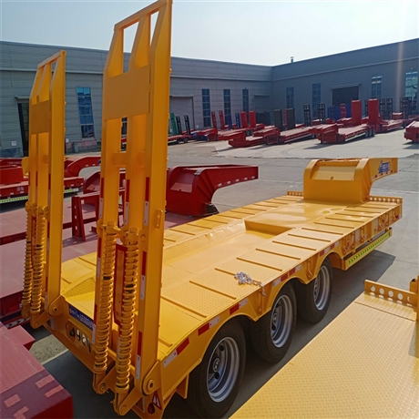 13米3轴工程机械运输车自重