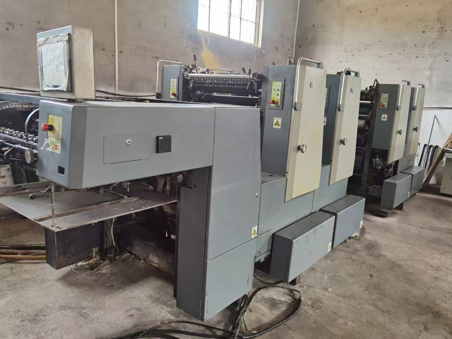 胶辊全新,设备刚刚保养完,拉回家就可以干活2011年冠华56胶印机