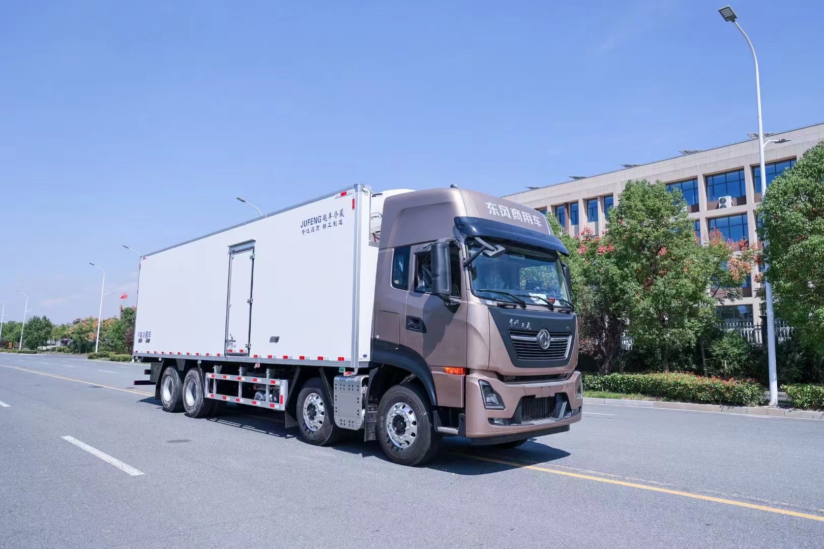 瓜果蔬菜保鲜配送车 前四后八冷链运输厢式车 东风9米6冷藏车