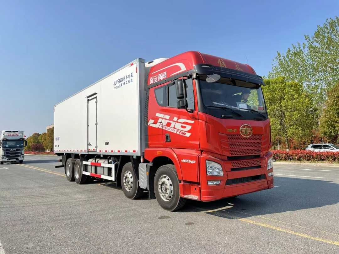 一汽解放9米6运满满车型 jh6锡柴460马力肉钩车 蔬菜水果海鲜冻品配送