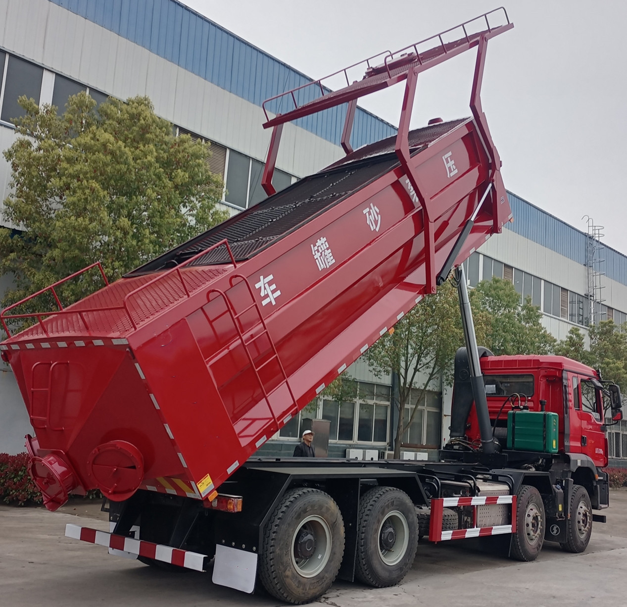 大马力砂罐车油田压裂砂罐车可支持分期送车