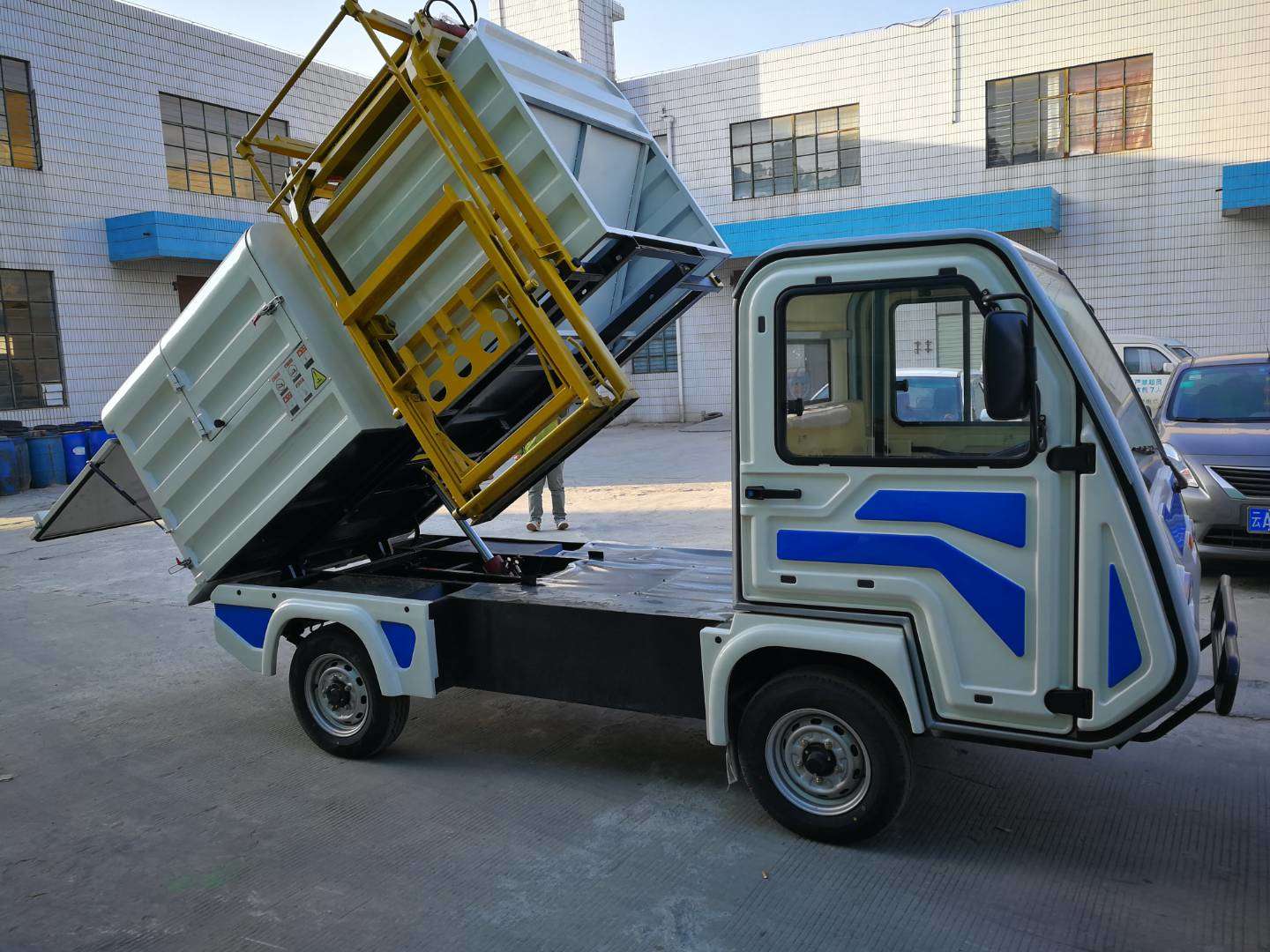 兰州电动垃圾车 自卸式电动挂桶垃圾车  密封性好  底盘坚固 四轮清运