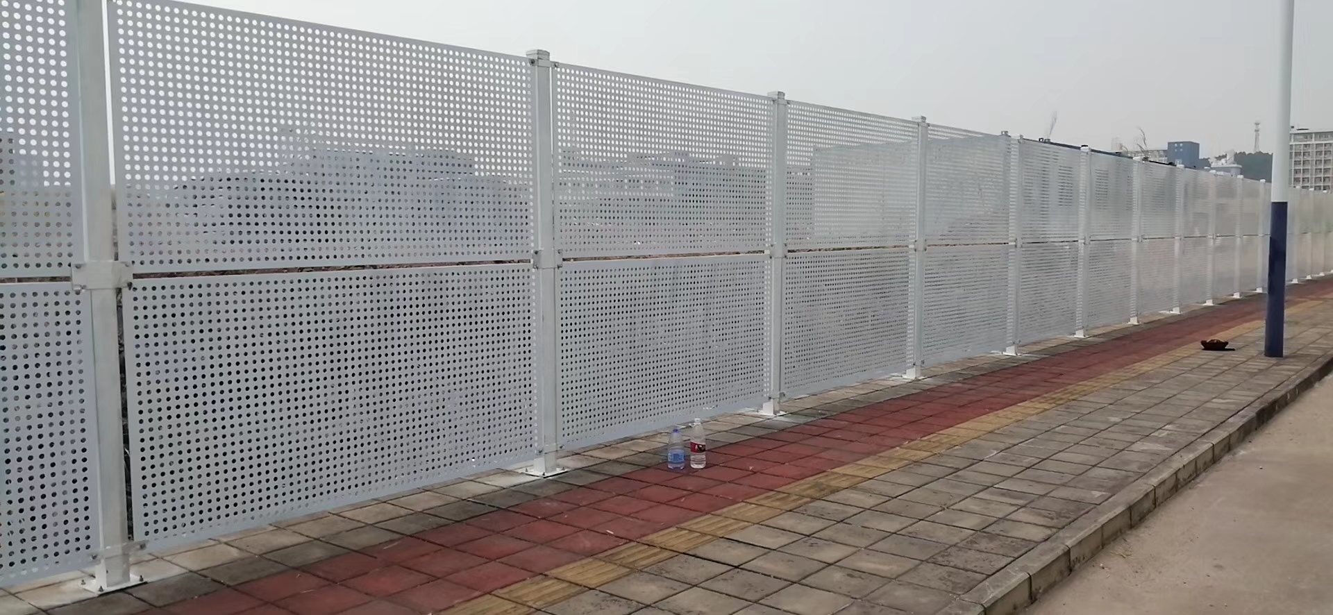 镂空施工围挡 白色冲孔围挡 抗风圆冲孔围挡 施工挡风防护围挡