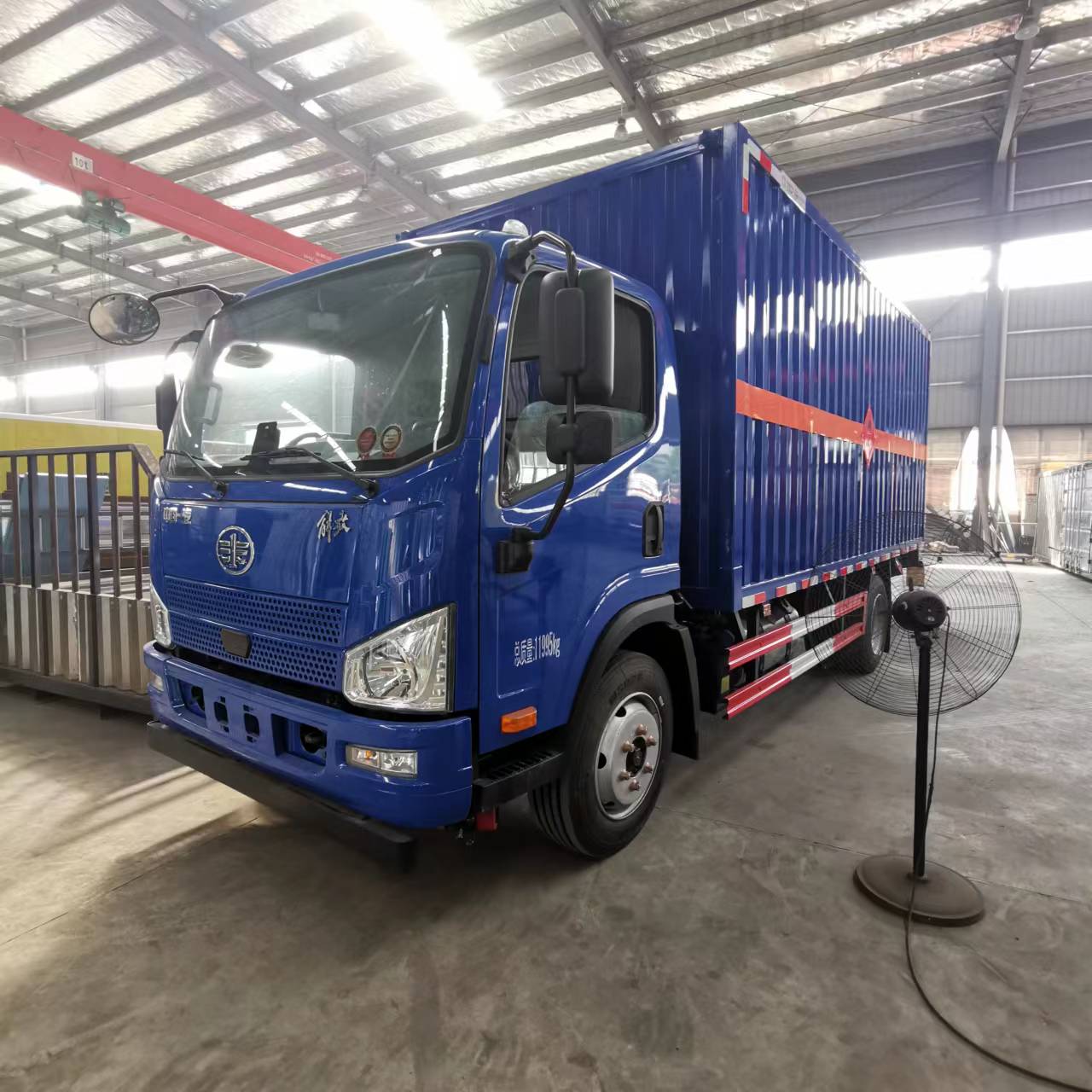 7吨解放蓝色危险品车  瓦楞板结构三类危货车  160马力发动机