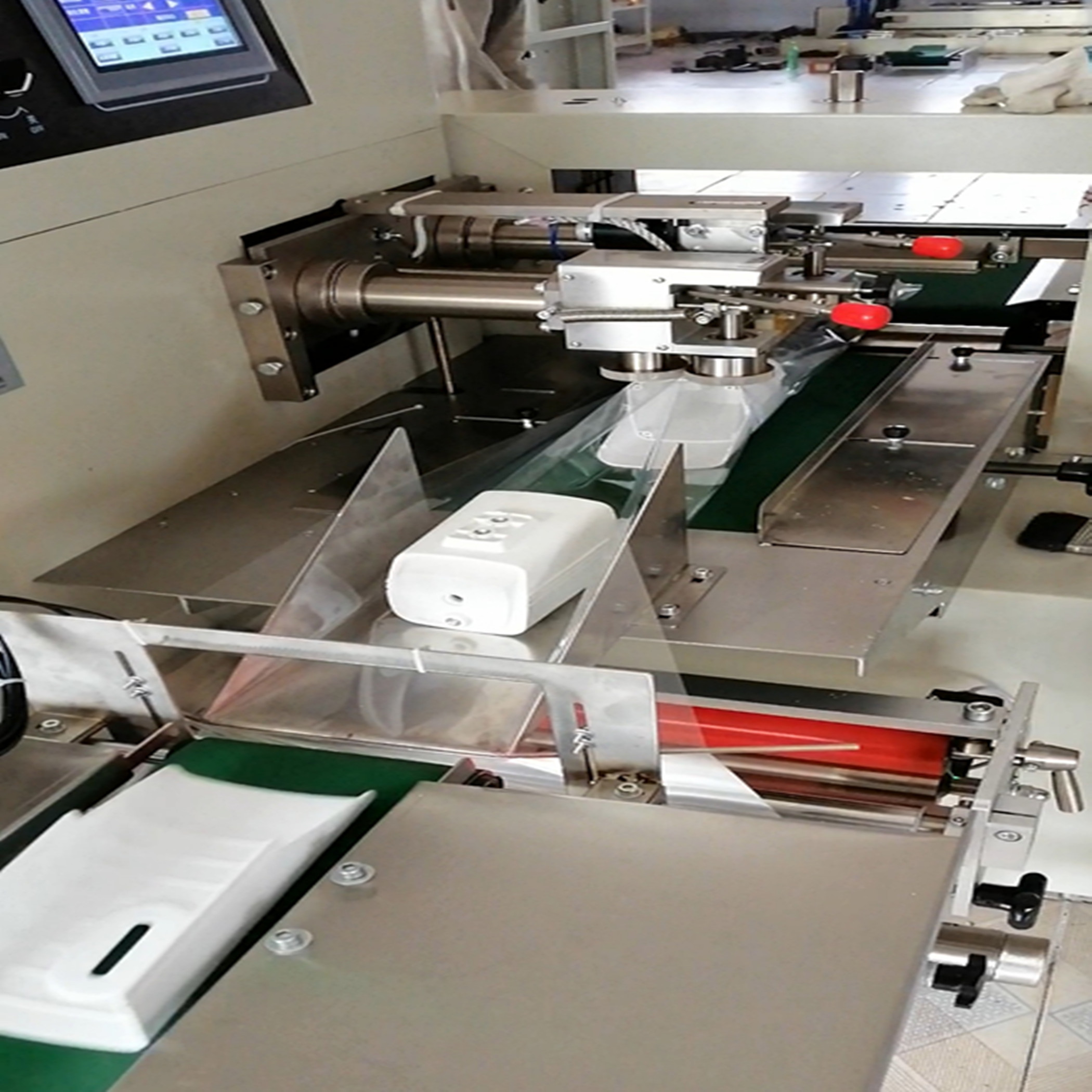 益登塑料件包装机包装产品有一次性刀叉勺,塑料纸杯,梳子,牙刷,托盒