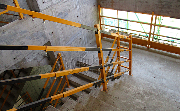 施工工地楼梯简易防护栏翰坤工程现场安全楼梯防护