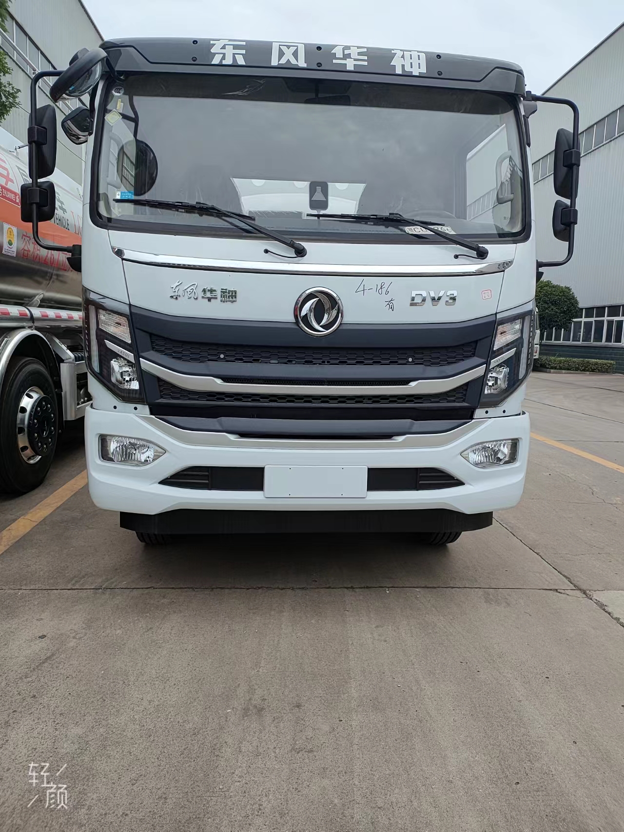 河北东风8吨油罐车
