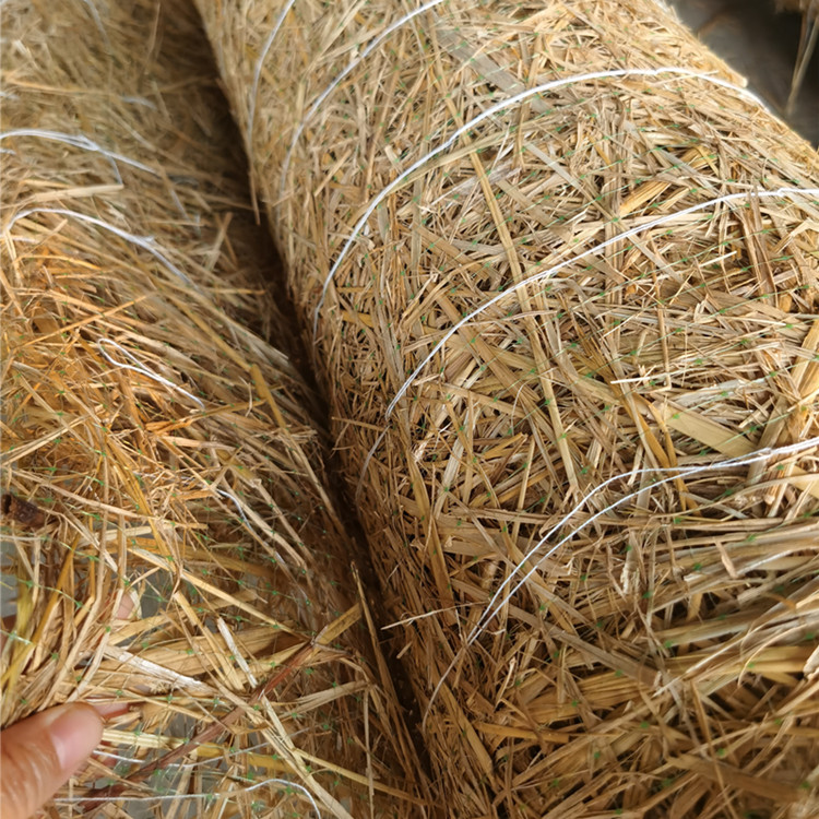 美化环境,秸秆草毯的加筋网起到固定纤维和加筋固土的作用,纤维可增加