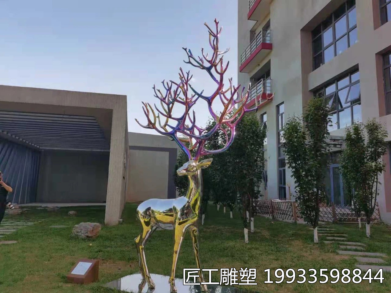 不锈钢彩色鹿雕塑    镜面彩色鹿雕塑