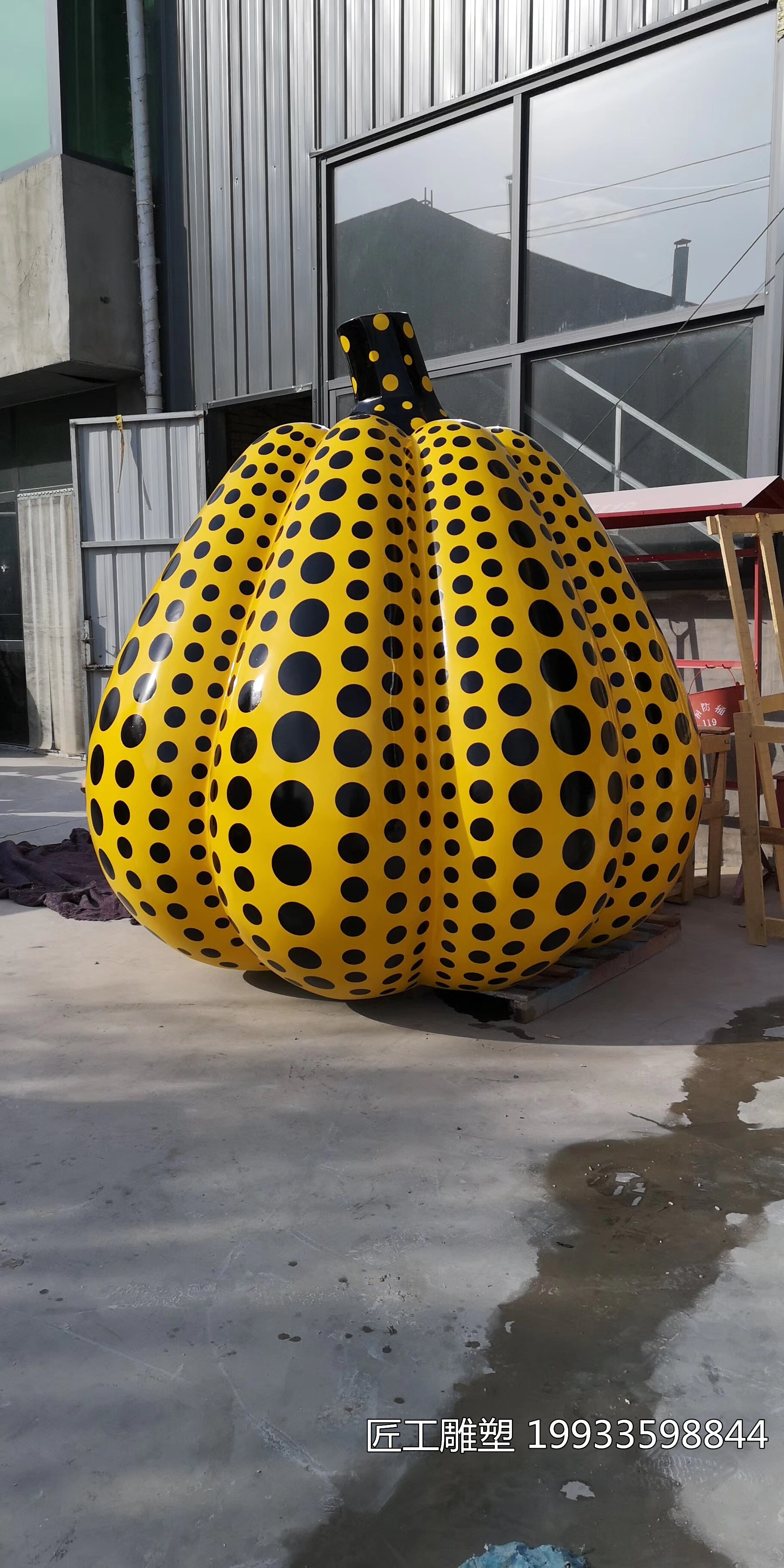 玻璃钢南瓜雕塑草生弥间波点雕塑