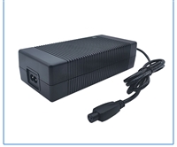 厂家12.6v10a锂电池充电器UL CE EMC FCC认证12.6V充电器桌面式PC胶壳充电器