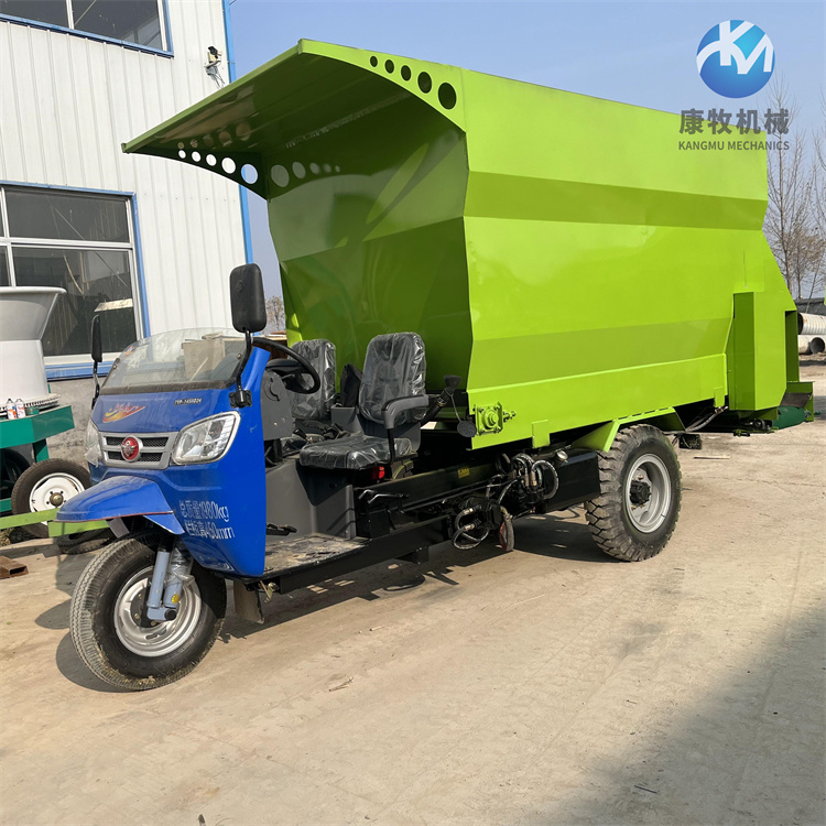 喂牛飼料撒料車 電動三輪喂料車 25馬力柴油撒料車