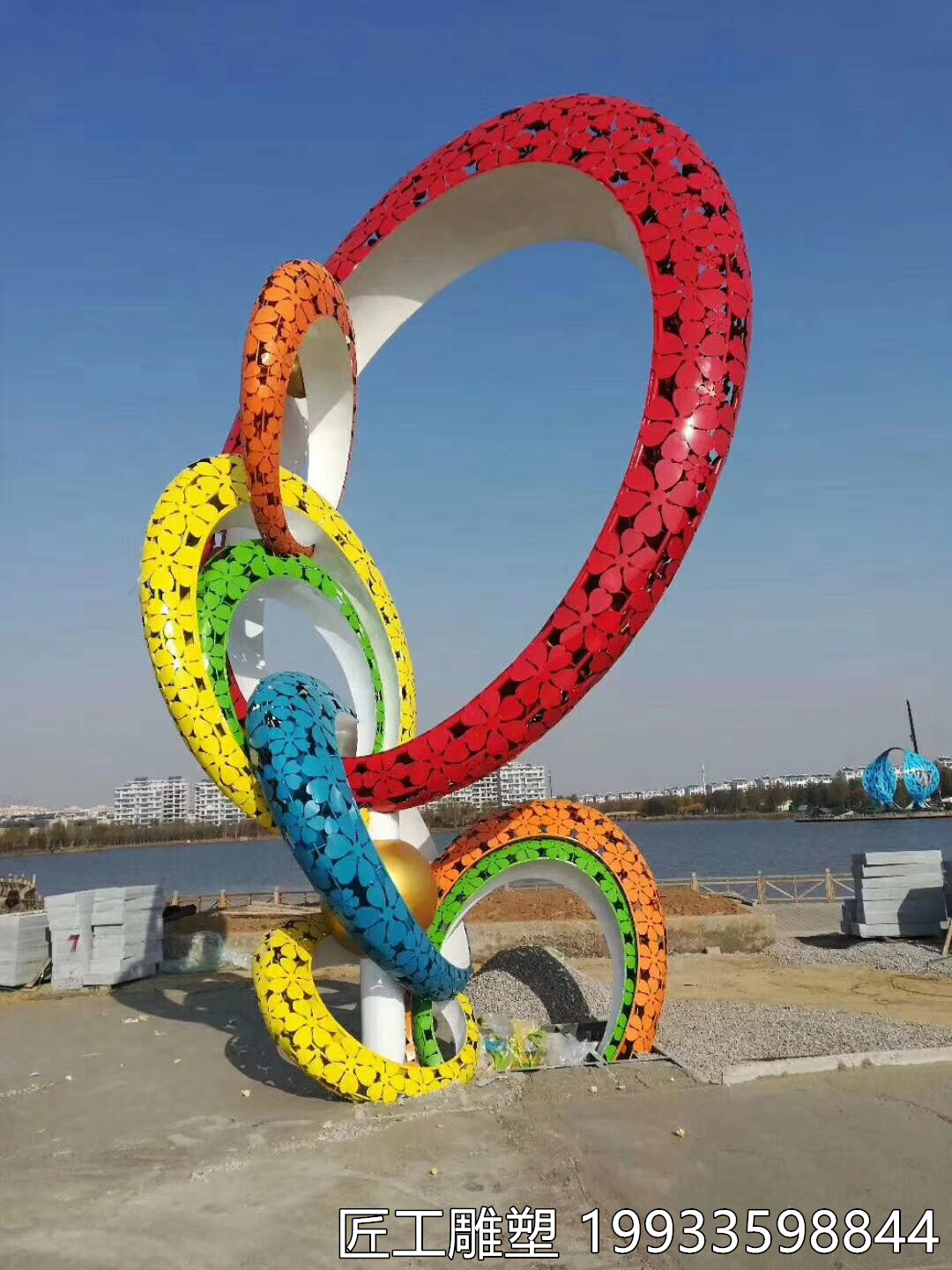 不锈钢七彩圆环景观雕塑