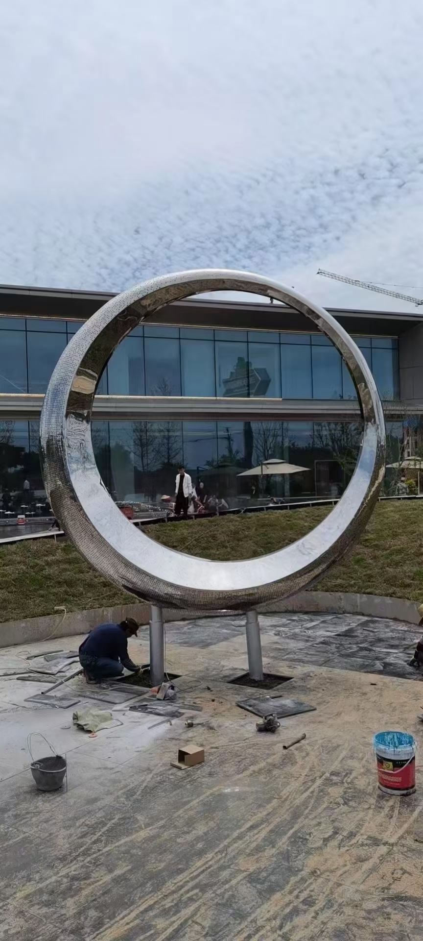 不锈钢圆形雕塑与其它圆环形表意对比没什么欠缺没什么不足,圆表示