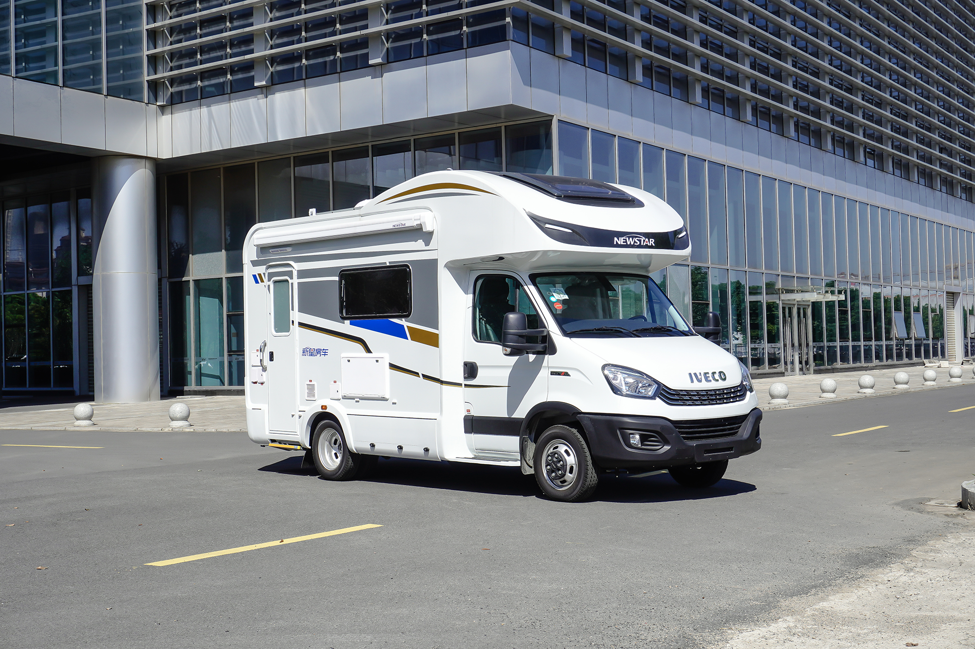 新星新依途c600后开门房车 轻奢风格 尽展豪华