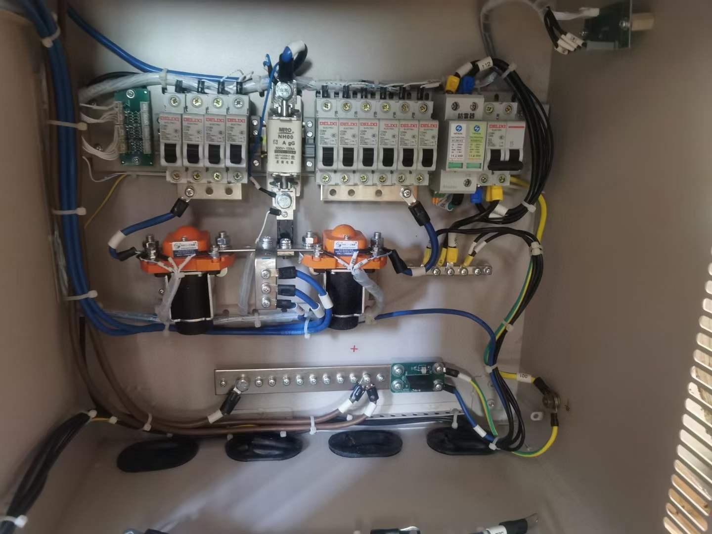 动力源壁挂电源柜DUMB-48/30H壁挂电源系统4只12V100AH电池容量