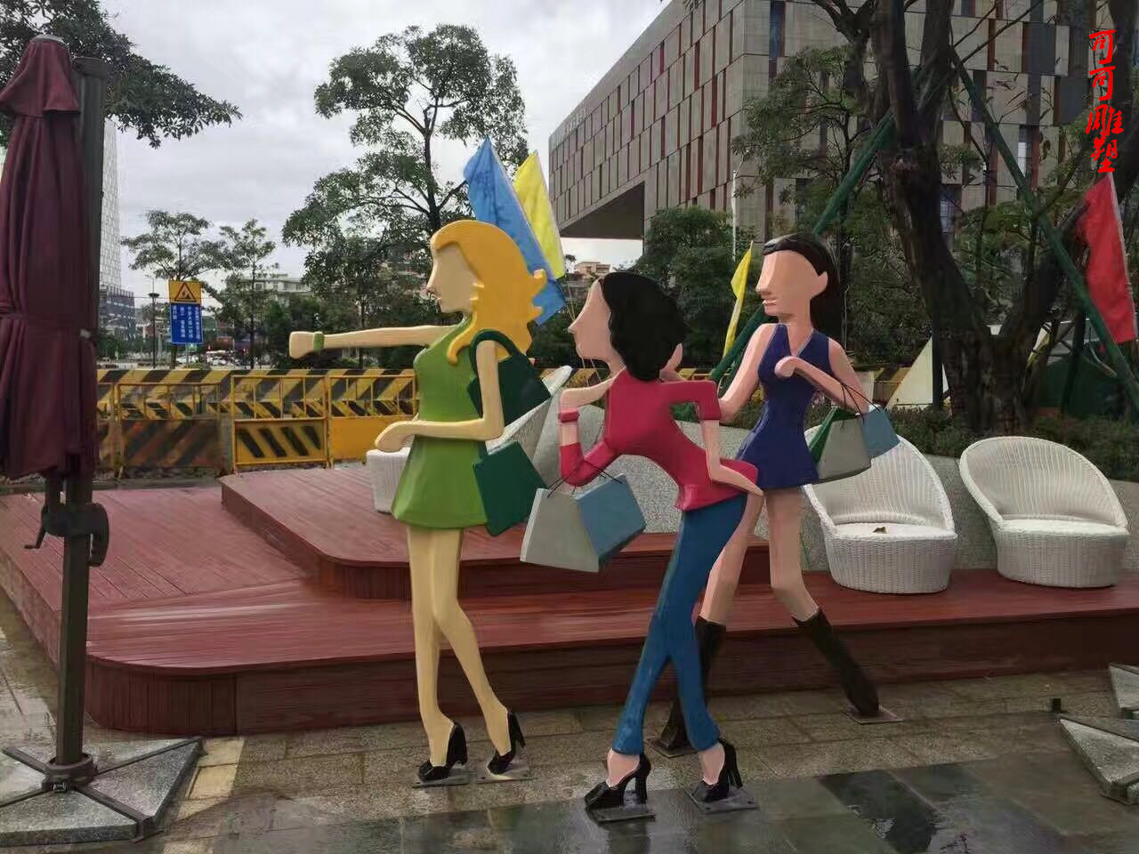 广西玻璃钢抽象人物雕塑 步行街购物女人剪影摆件 商业街广场雕像