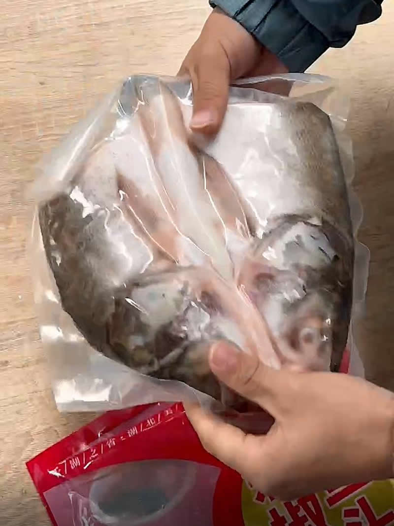 剁椒鱼头预制菜火暴销售中，腌制入味液氮速冻真空包装，锁鲜口味很好，500克鱼头搭配150克调料绝绝子