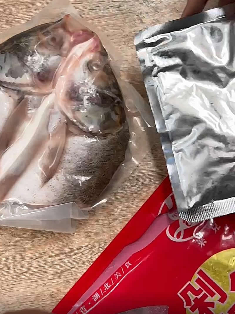 剁椒鱼头预制菜火暴销售中，腌制入味液氮速冻真空包装，锁鲜口味很好，500克鱼头搭配150克调料绝绝子