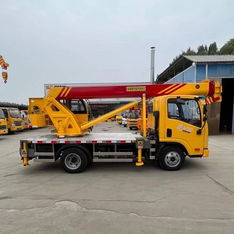 强固5吨解放无尾蓝牌吊车 多利卡伸缩车架蓝牌汽车吊