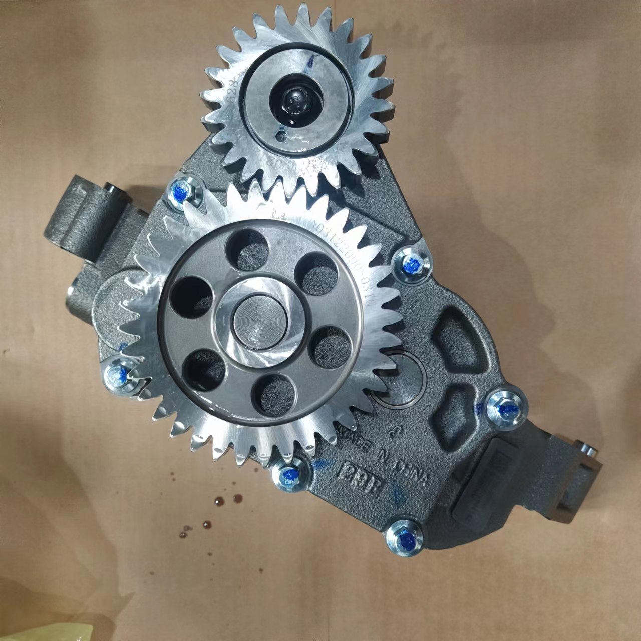 现代r805lc-7挖掘机康明斯 qsx15发动机 机油泵 5680039