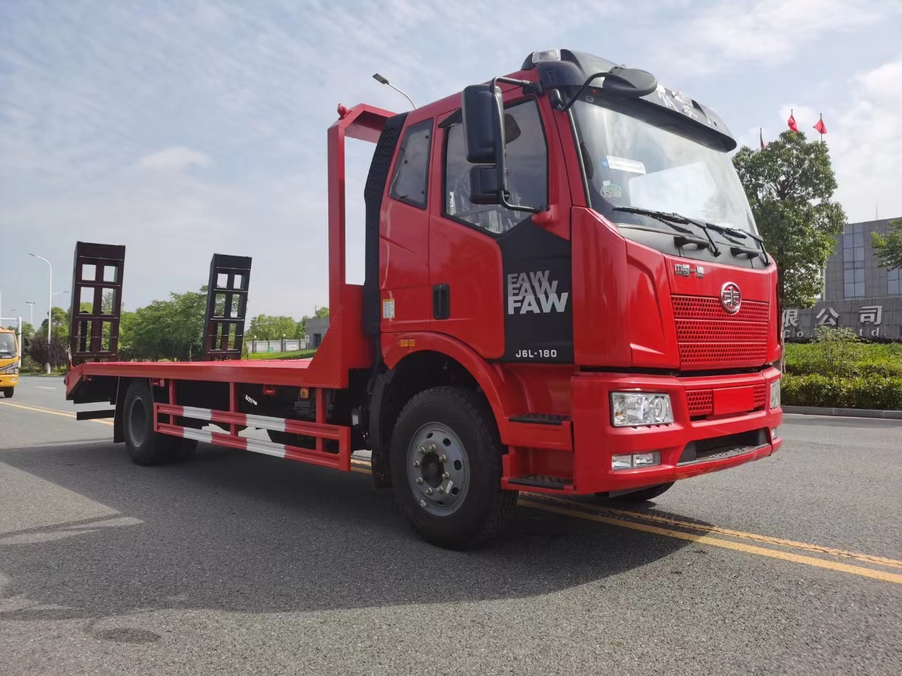 解放j6l平板运输车 150挖机平板车大柴220马力板长6.5米