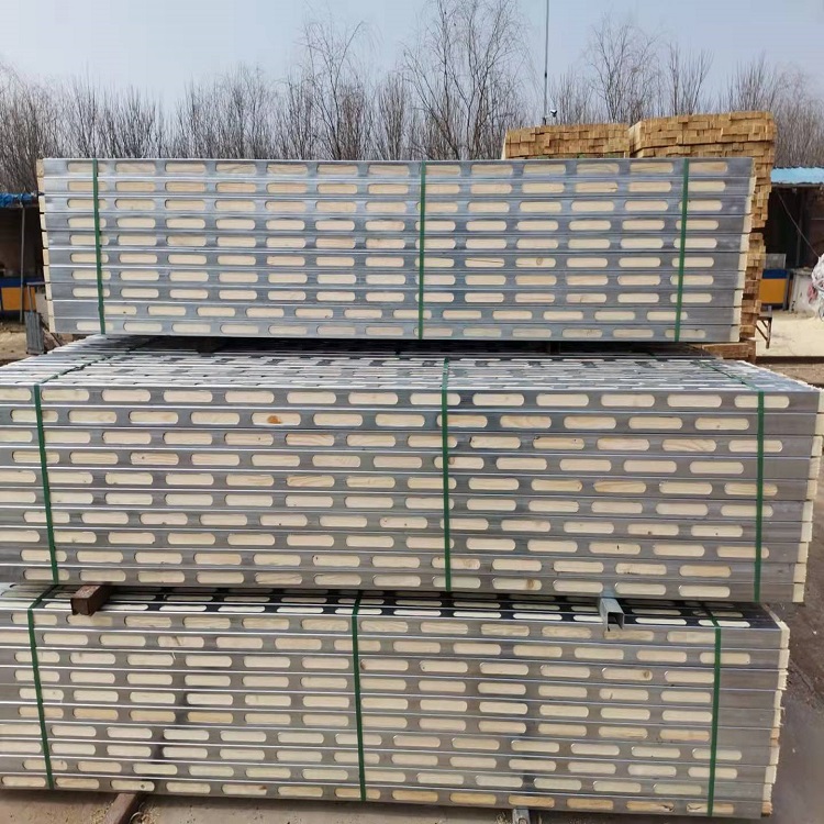 新型建筑材料钢木龙骨 平整度高 有效的降低了施工成本