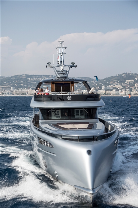 三亚游艇租赁 进口豪华游艇 出海包船出租 海钓亚龙湾潜水浮潜-搜采通